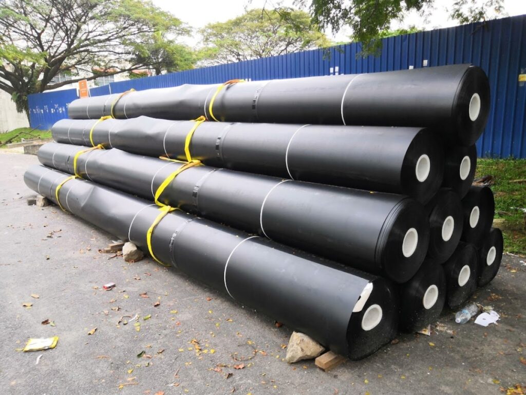 constructing oil reservoirs with geomembrane sheet