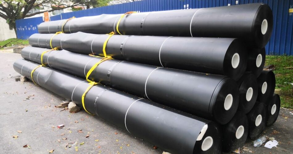 constructing oil reservoirs with geomembrane sheet